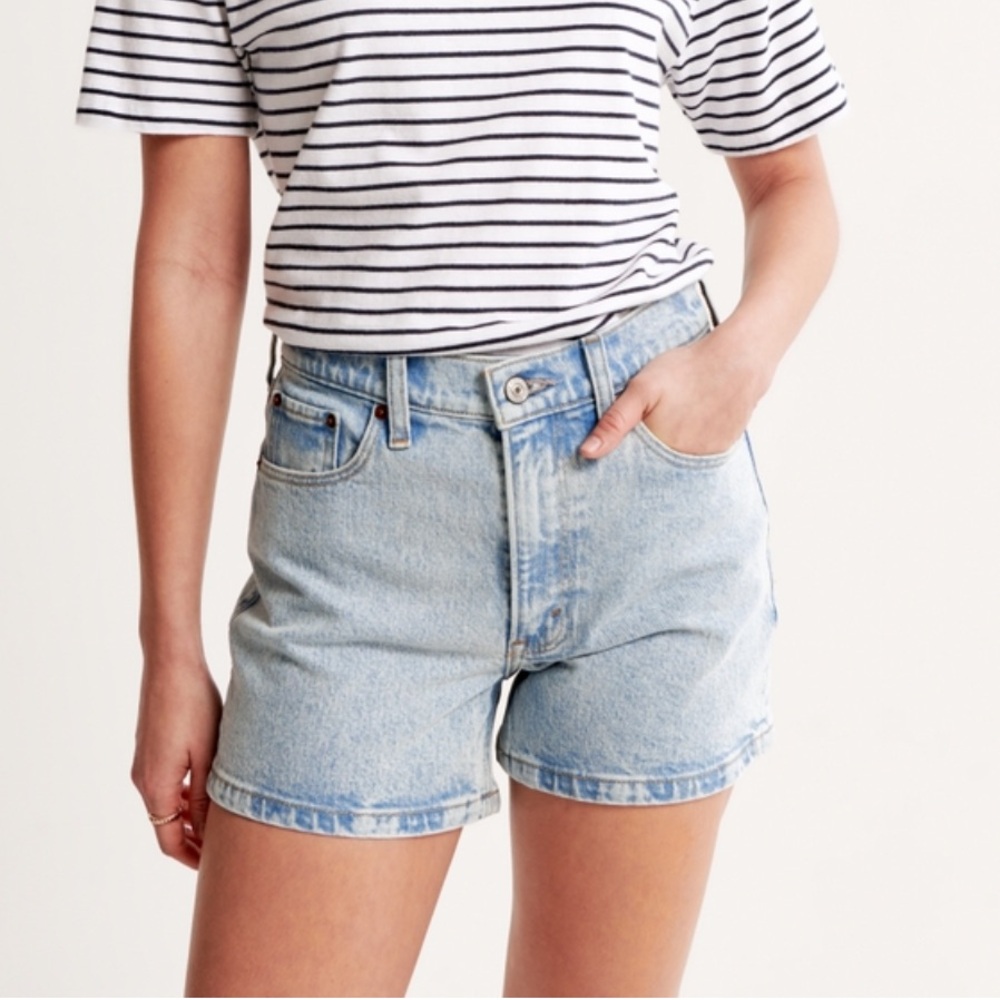 NWOT Abercrombie 4 inch mom short
